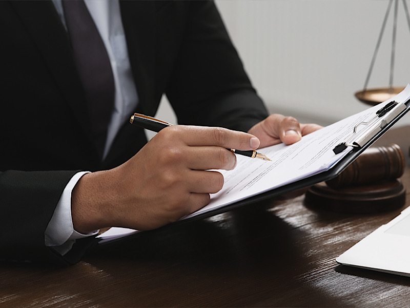 Când răspunde personal un administrator?